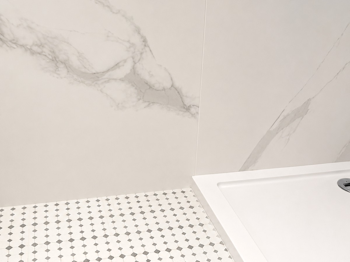 Baño con mármol · Residencia A