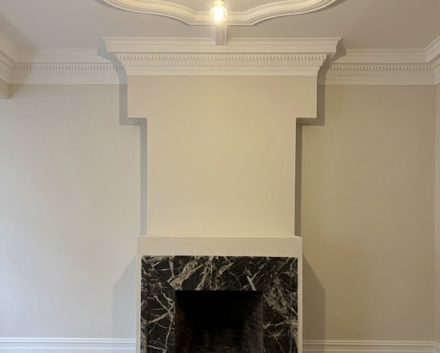 Chimenea y molduras · Residencia B