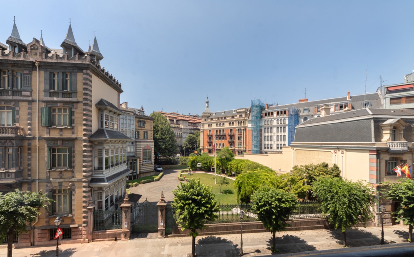 Vistas Plaza Moyua y Palacio Chávarri · Residencia A